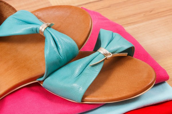 Comment choisir des sandales à lanières pour un mariage en été sans sacrifier le confort?