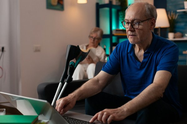 Comment intégrer des exercices de stretching dans la routine quotidienne pour améliorer la flexibilité?